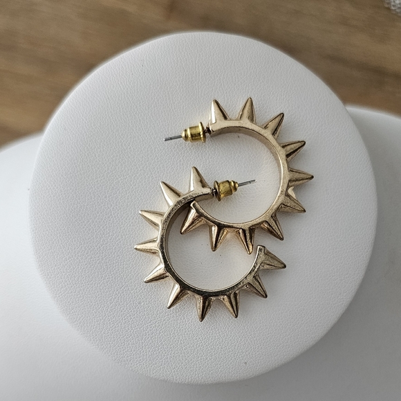 Vintage & Unique Gold Tone Hoop Earrings. - Picture 5 of 7